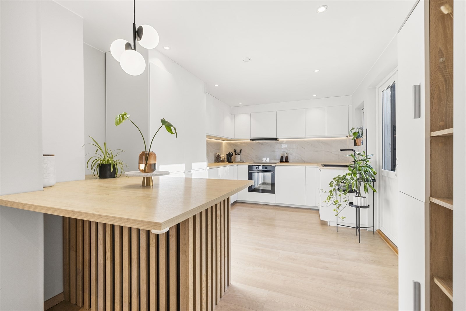 Praktisk barløsning som naturlig skiller rommet mot spisestuen. Galleribilde