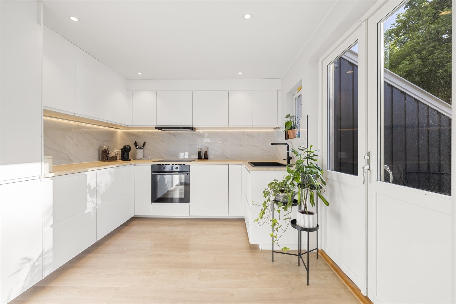 Kjøkkenet oppleves strøkent med mye skap- og benkeplass, og her kan alt av mat tilberedes. Galleribilde