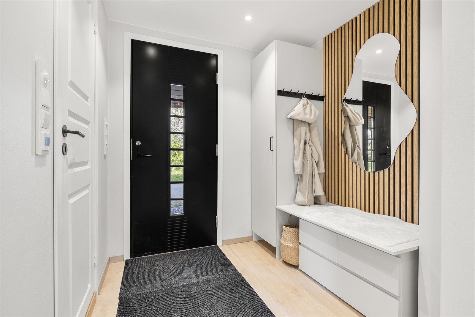 Velkomstgang med plass til yttertøy, skap og sittebenk for en funksjonell start på dagen. Galleribilde