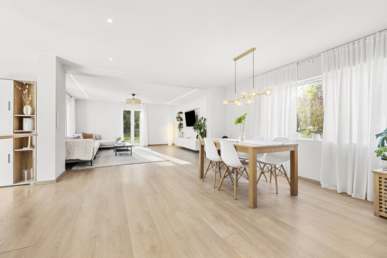 Overflatene og vindusflatene gir rommet et stilig uttrykk og det er belysning med både ledstriper og downlights. Galleribilde