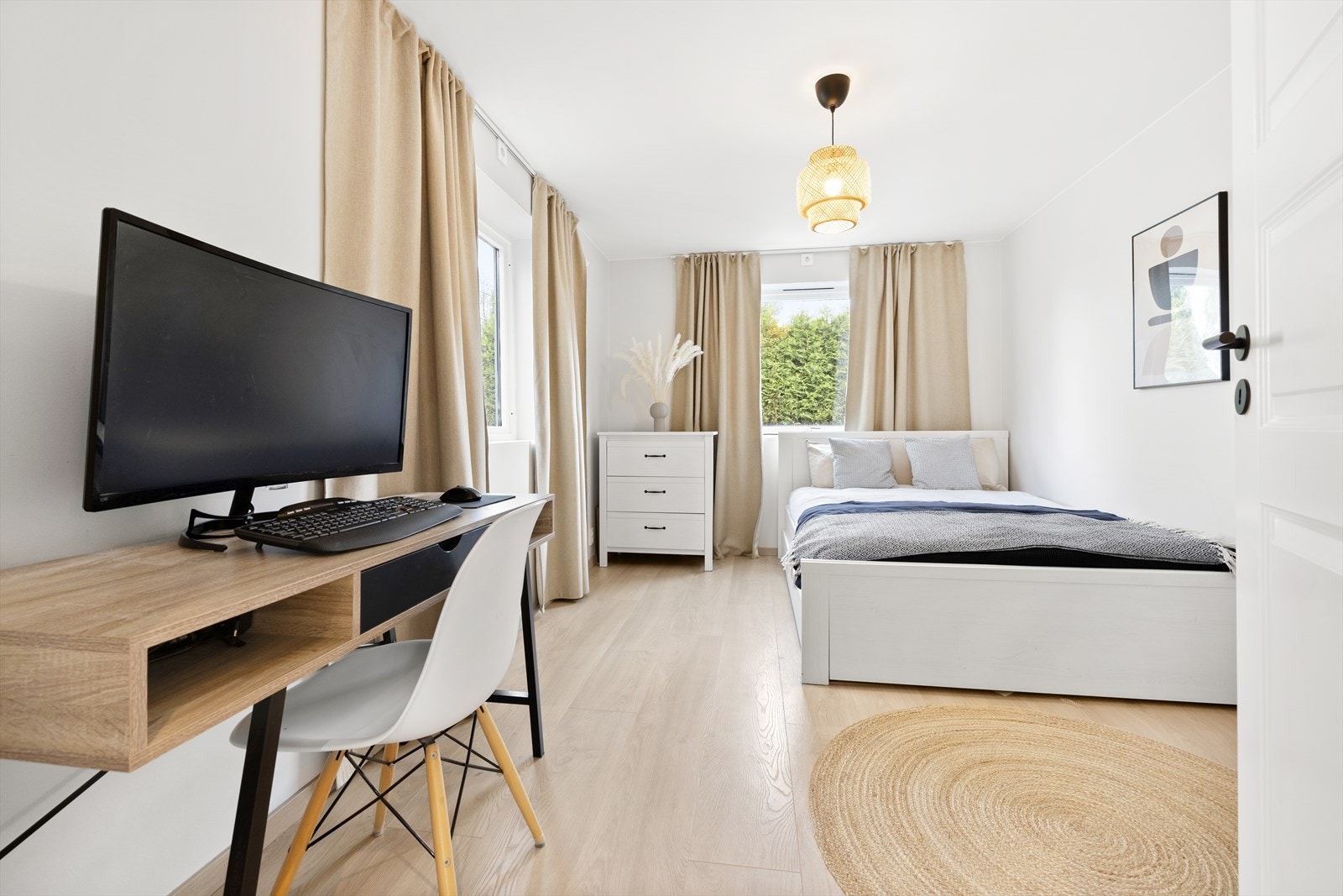 Rommet har mange bruksmuligheter, lysmalte overflater og parkett på gulv. Galleribilde