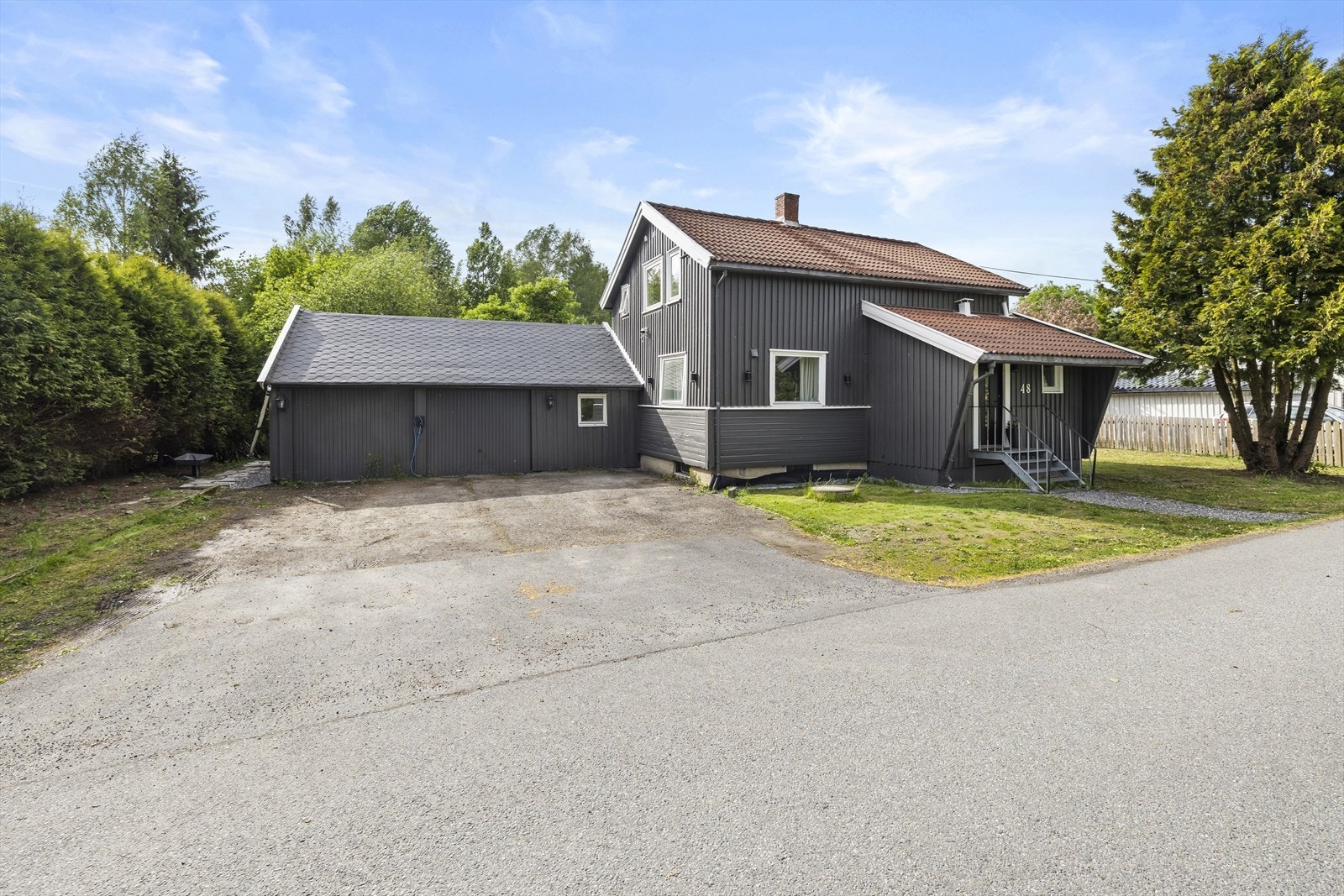 Stor garasje med elbillader og mulighet for biloppstilling i egen innkjørsel. Galleribilde