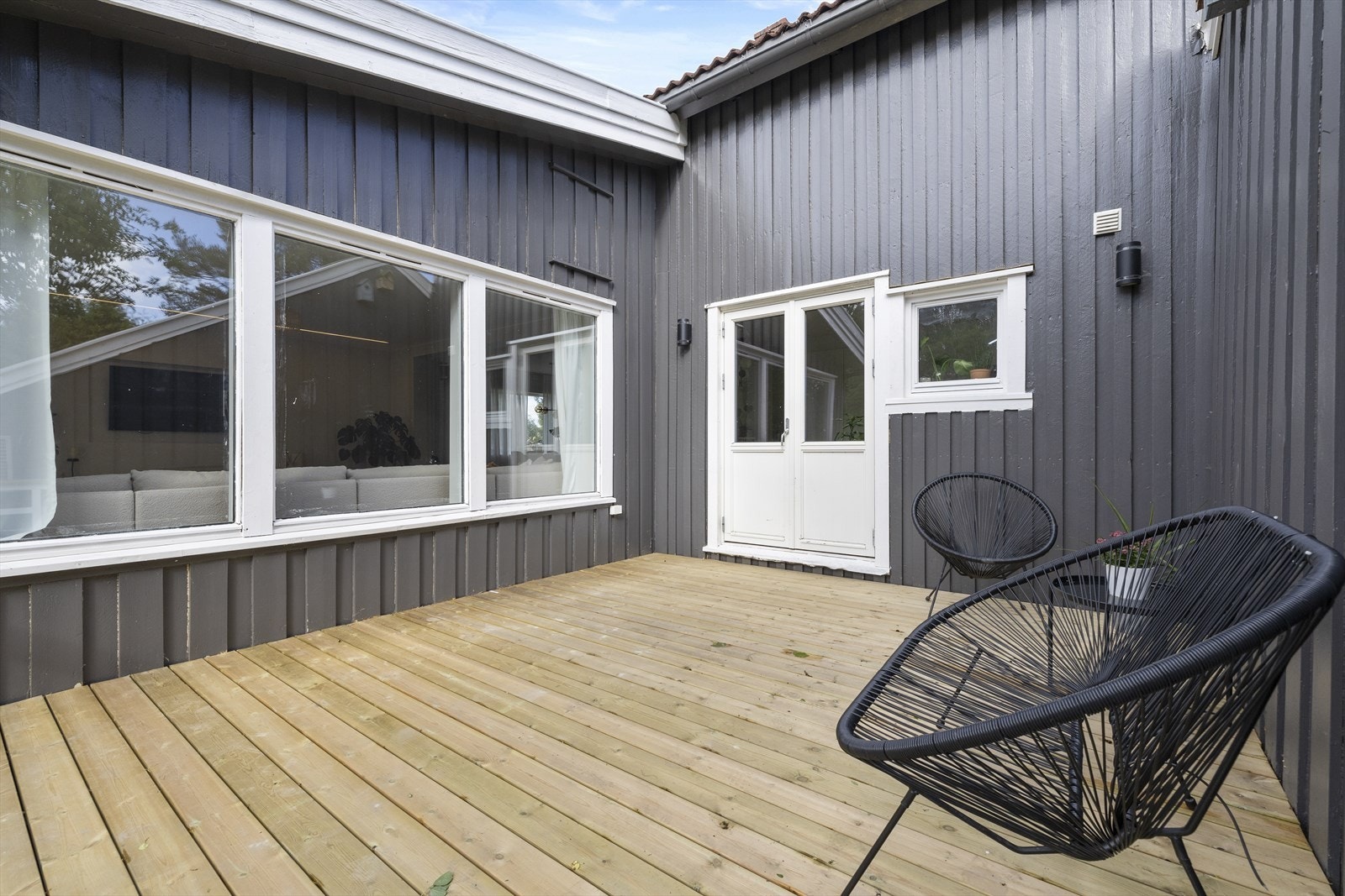 Terrasse med utgang fra stue, perfekt for avslapning. Galleribilde