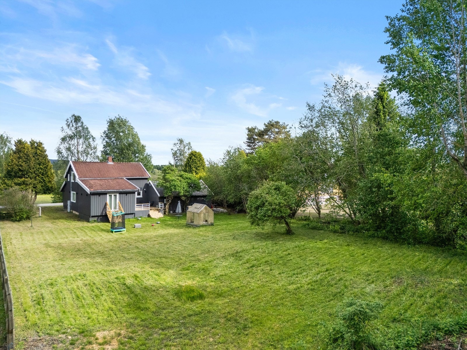 Tomten er omringet av vakker natur. Tomtegrensen går i linje med det gamle drivhuset, eier har klipt gresset på et større areal som ikke tilhører denne eiendommen. Galleribilde