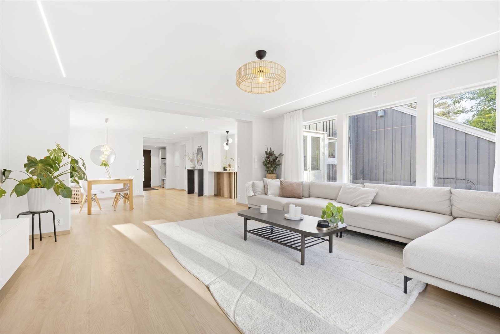 Romslig og lys stue og spisestue med åpen løsning mot kjøkken og med utgang til hage. Galleribilde