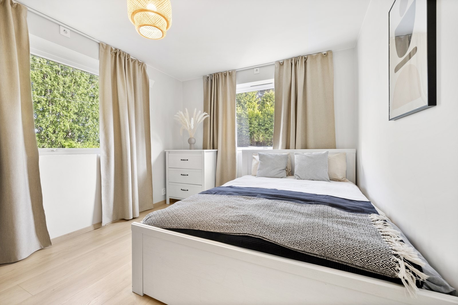 Luftig soverom med dobbeltseng og kontorløsning. Galleribilde