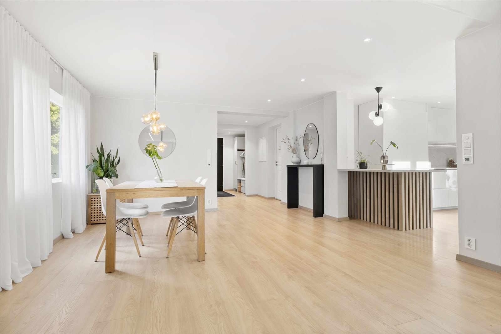 Åpen løsning mellom kjøkken og spisestue gir god flyt i oppholdsrommene. Galleribilde