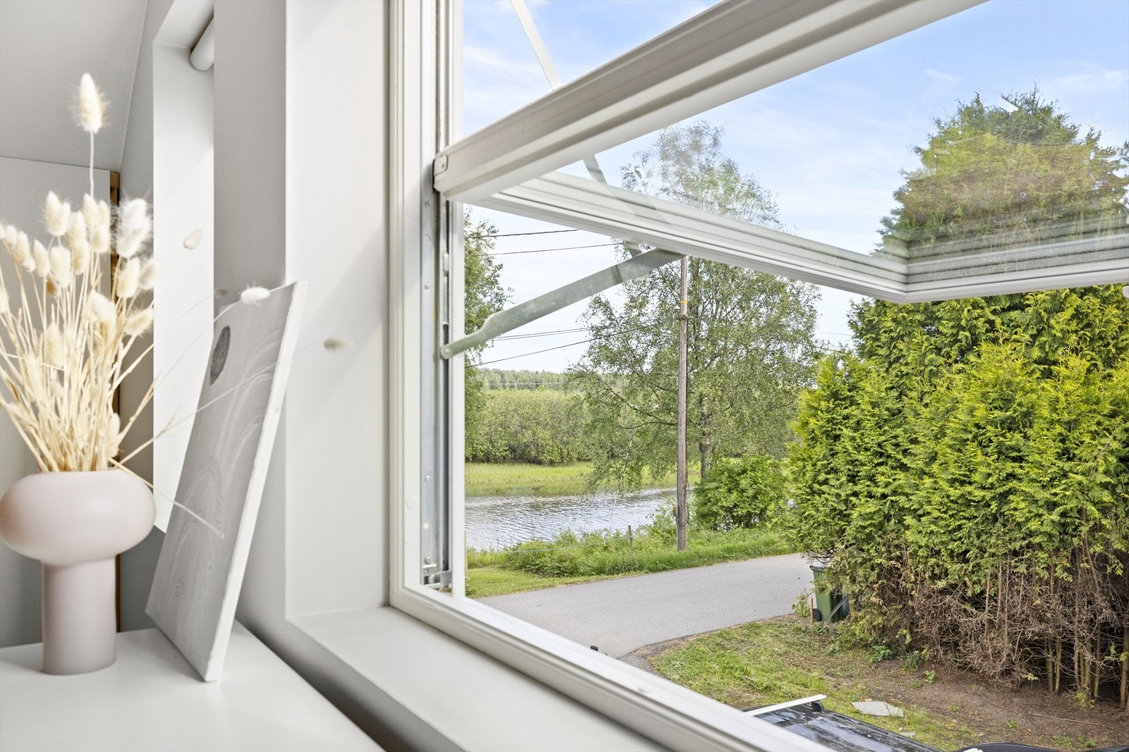 Vinduer med isolerglass og malte karmer gir et tidløst og klassisk preg. Galleribilde