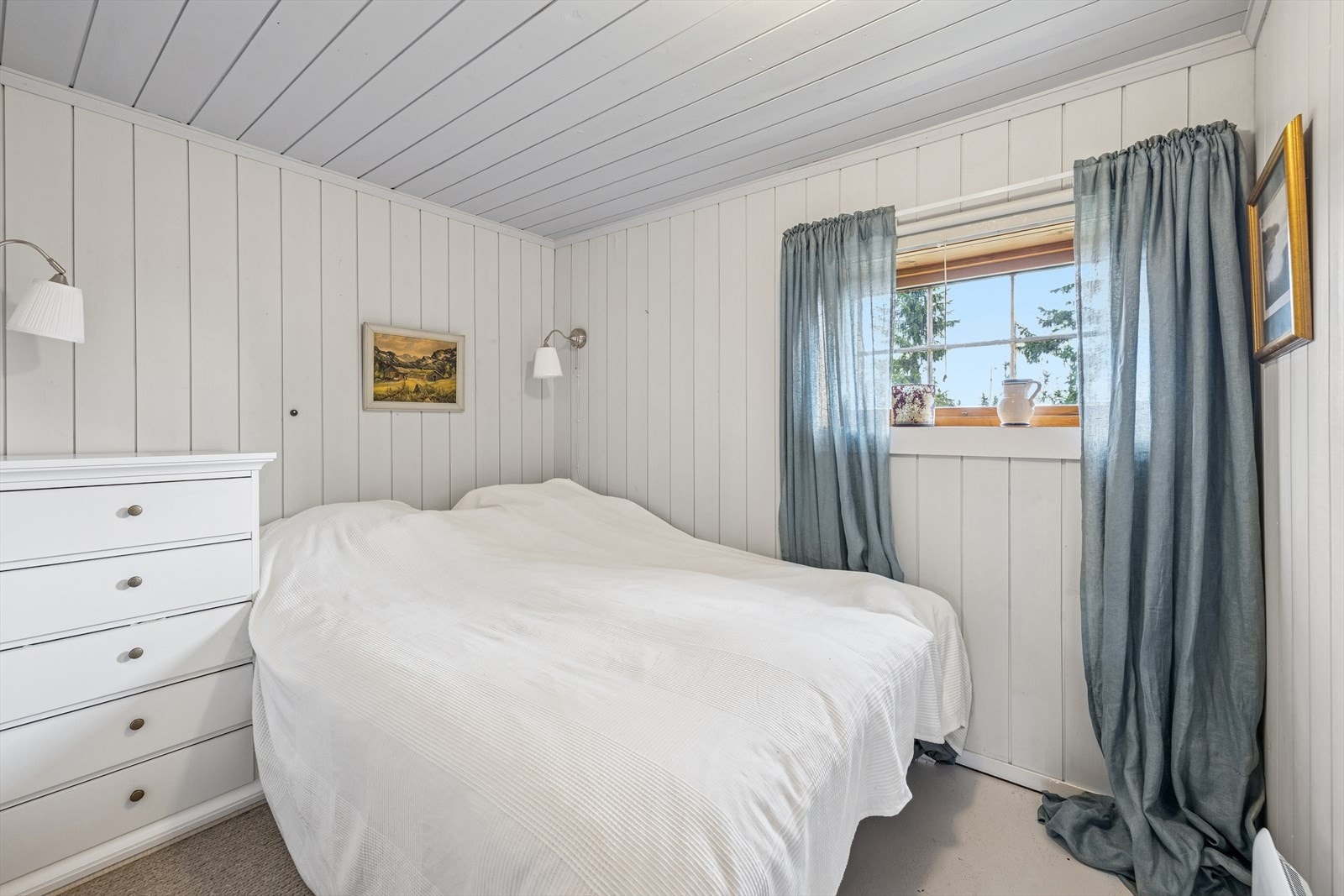 Begge med plass til dobbeltseng og oppbevaringsmøblement. Galleribilde
