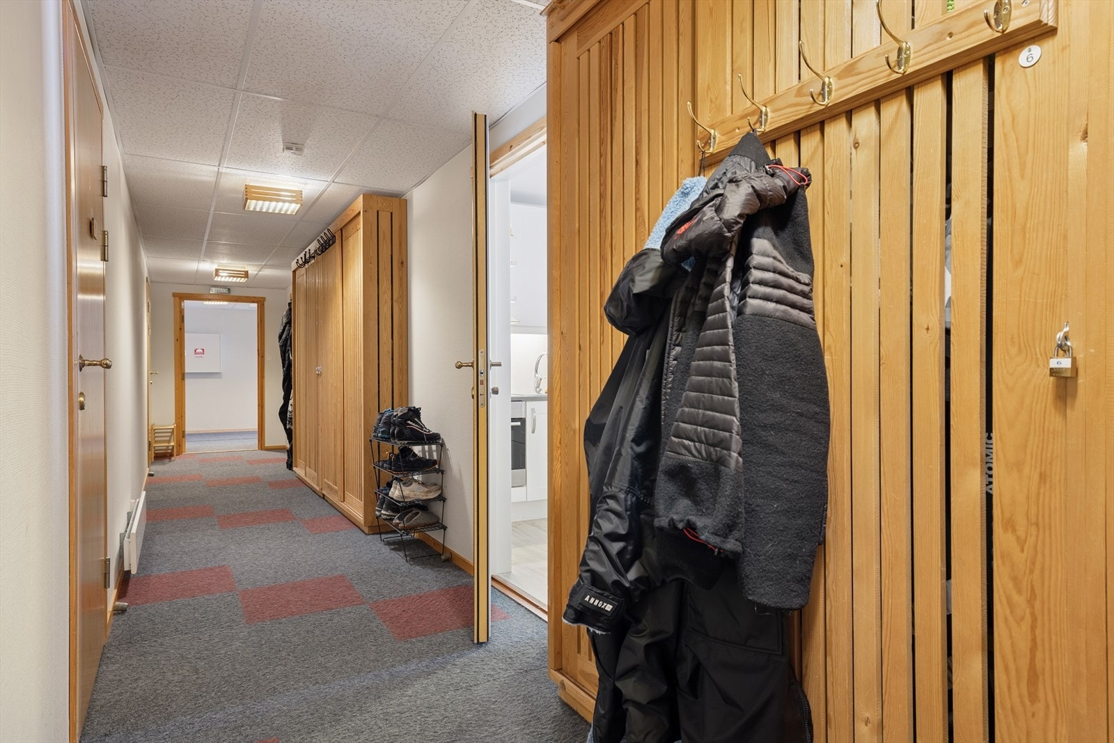 Sameiet består av 20 like leiligheter. Den 20 leiligheten eies sammen, ved behov for ekstra sengeplasser kan den leies av eierne for kr 75,- pr natt. Leiligheten består av 3 soverom med ca 4 sengeplasser hver. Felles bad og kjøkkenløsning. Galleribilde