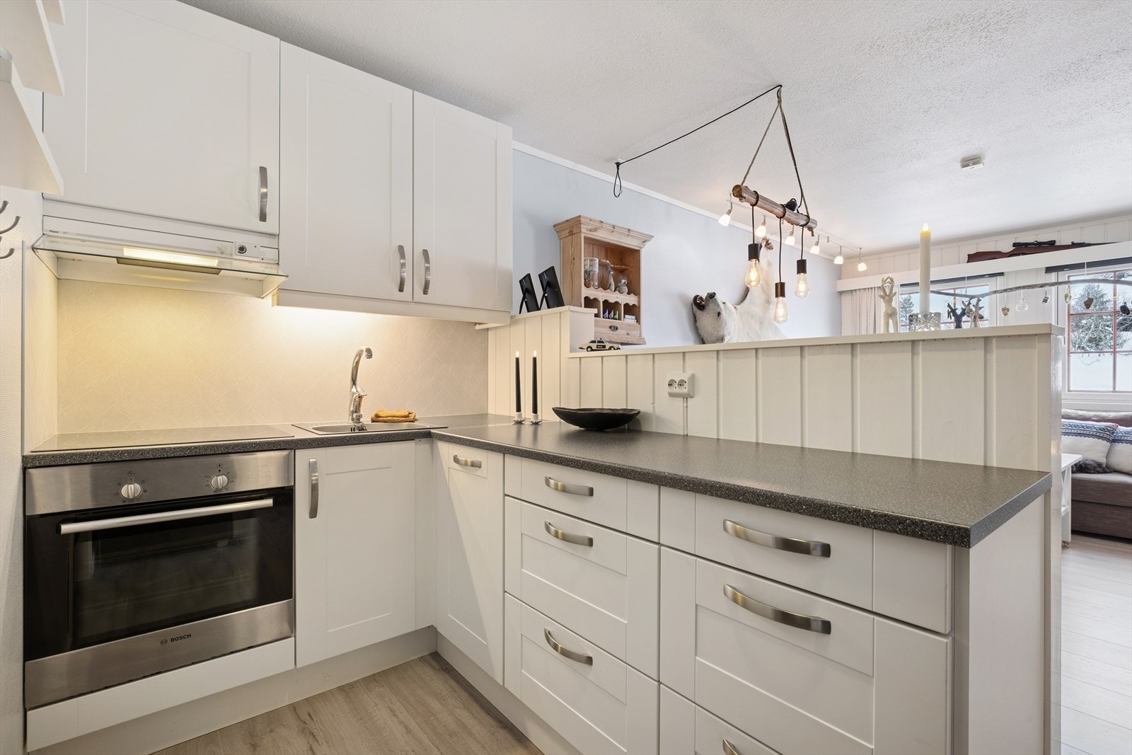 Kjøkkenet er tidløst og velutstyrt, innredning fra Systemkjøkken fra 2008 med malte profilerte fronter og laminert benkeplate. Galleribilde