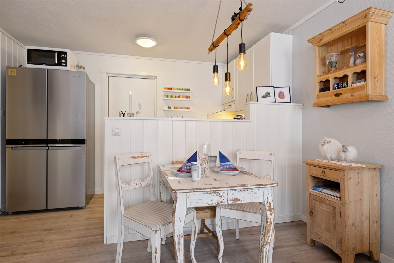 Kjøkken bak halvveggen. Galleribilde