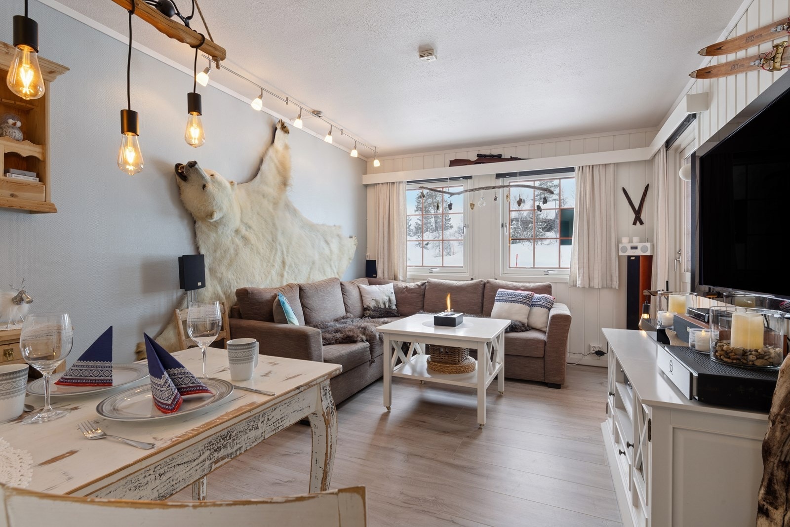 Åpen og sosial stue- og kjøkkenløsning, hvor store vindusflater slipper inn rikelig med lys. Galleribilde