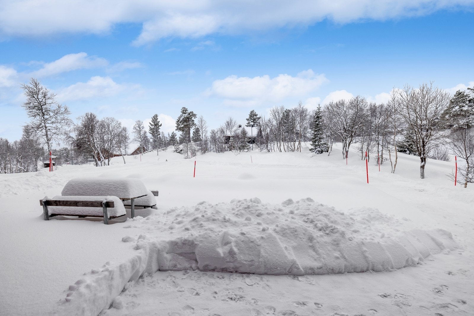 Trivelige oppholdsplasser rundt bygget med felles benker. Galleribilde
