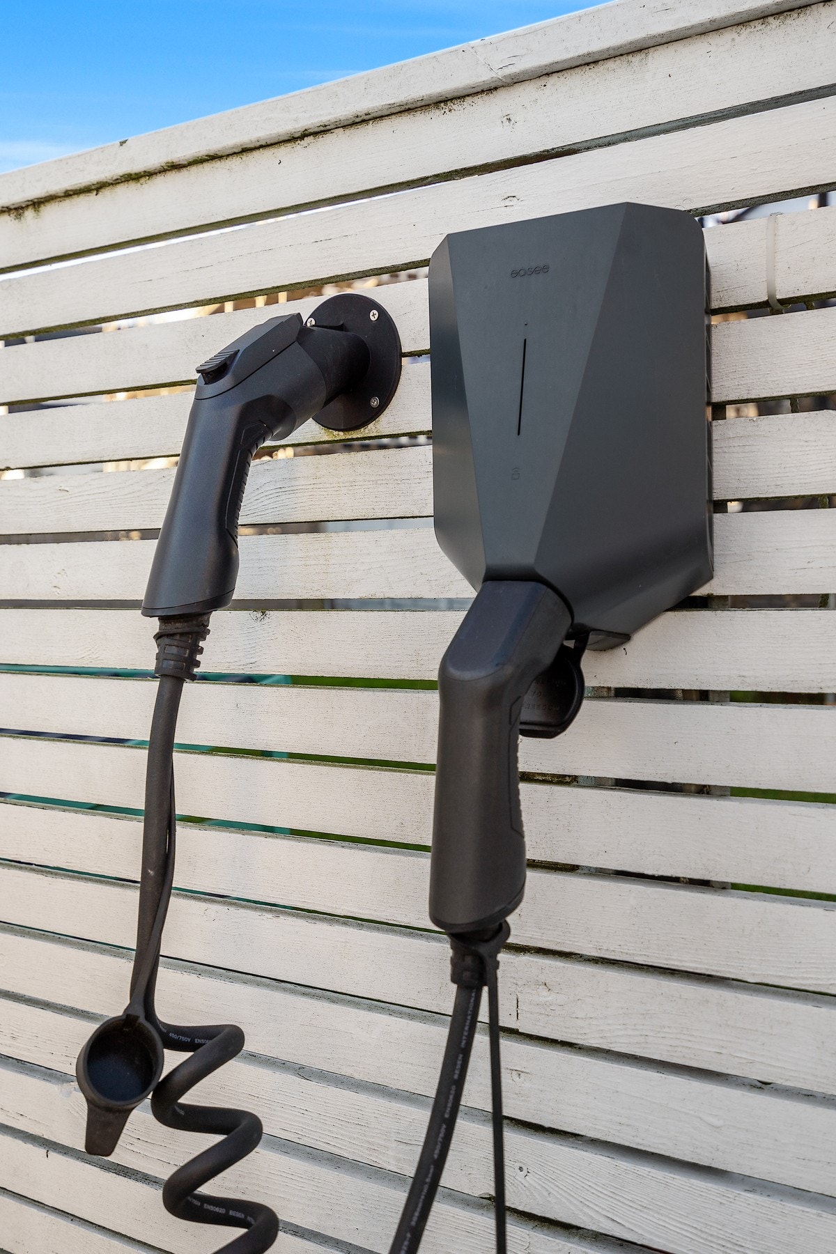 Det er monter el-billader ved biloppstillingsplasser ved innkjørselen. Galleribilde