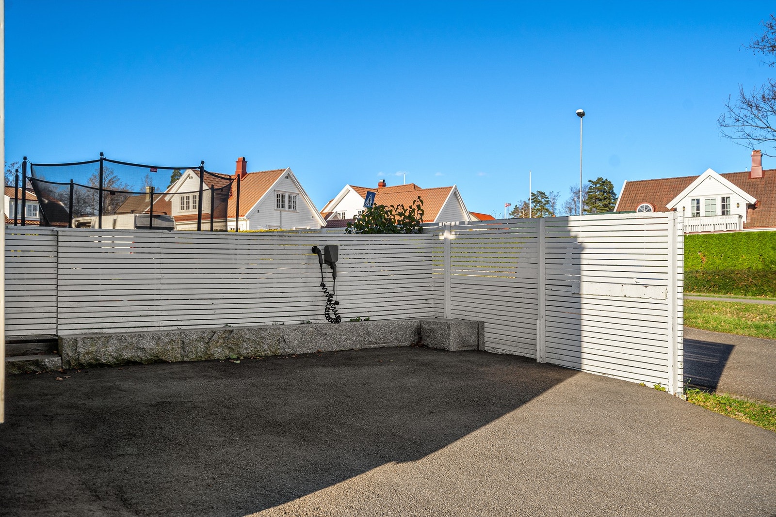 Denne seksjonen disponerer 2 biloppstillingsplasser rett til høyre ved innkjørselen til Øvre Fjellvei 14 A, B og C. I tillegg er det mulighet for en biloppstillingsplass ved inngangspartiet. Galleribilde