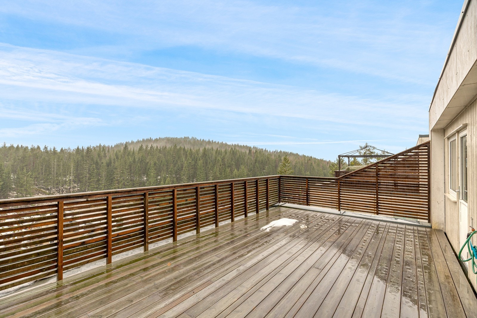 Solrik og stor terrasse Galleribilde