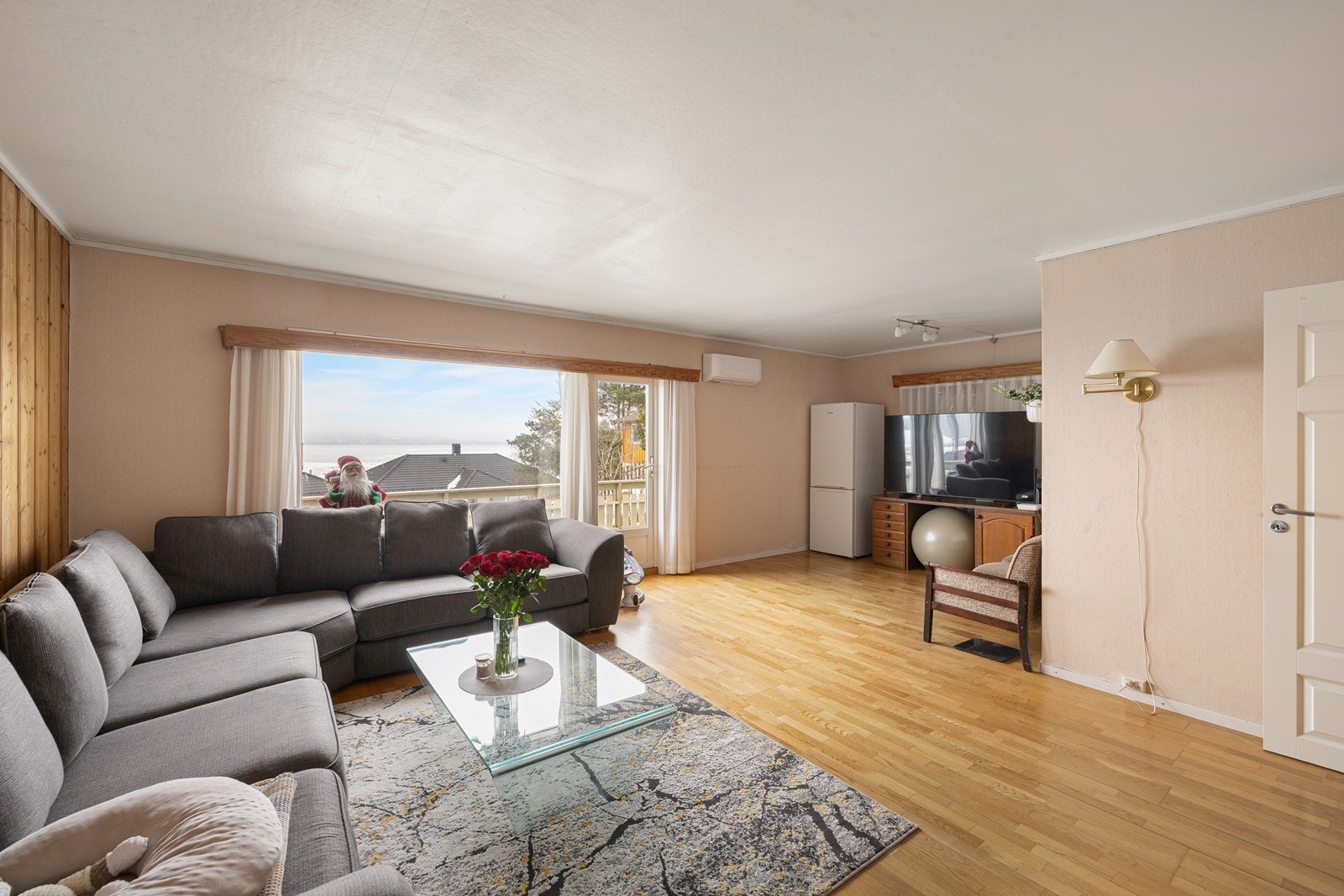Fra stuen er det direkte utgang til en stor terrasse på hele 40 kvm, som fungerer som en naturlig forlengelse av stuen i sommerhalvåret. Galleribilde