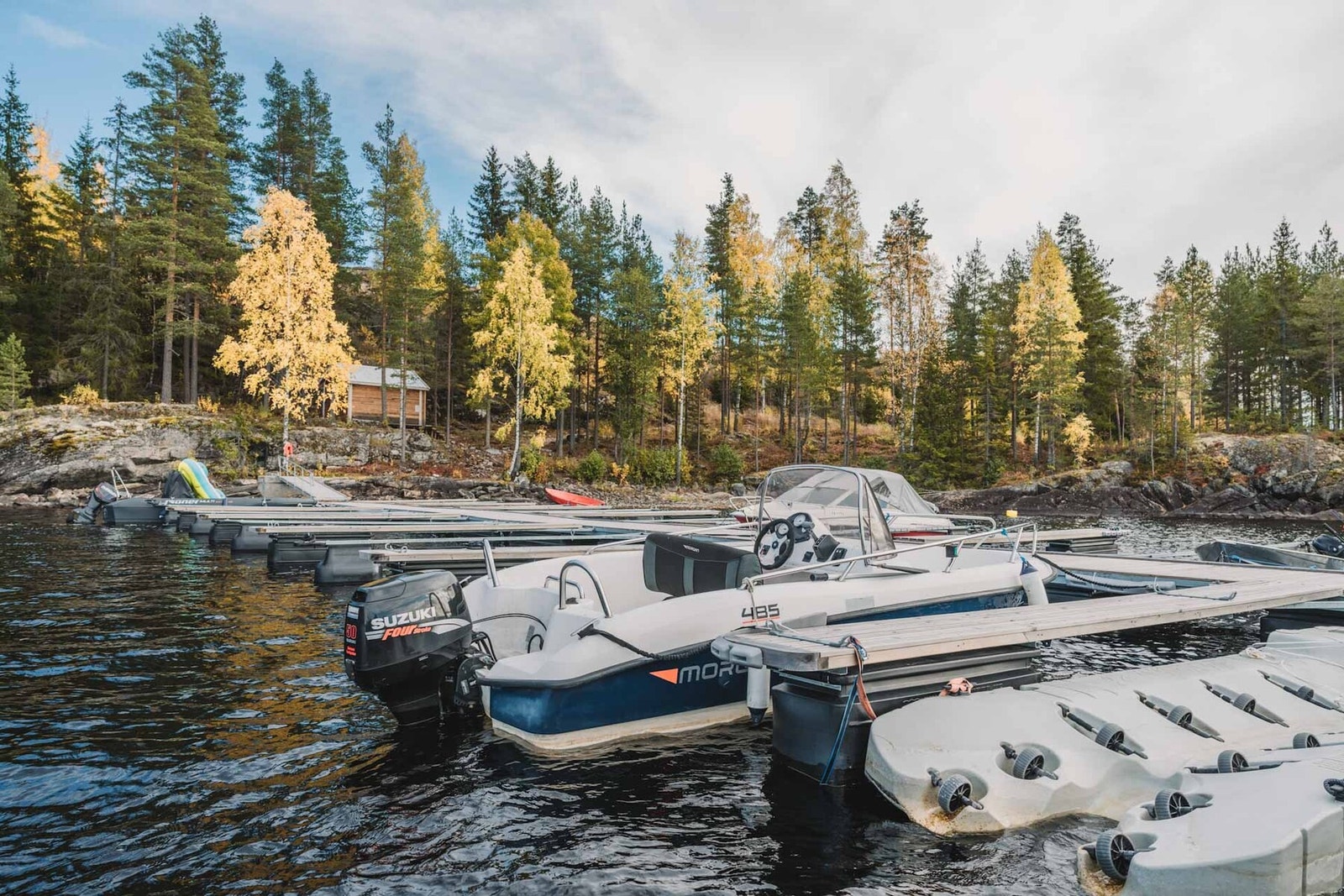 Foto fra brygga nedenfor hytteområdet Galleribilde