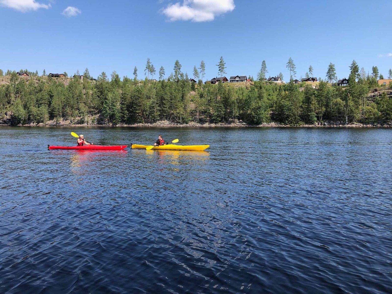 Fine muligheter for kajakk-padling på vannet Galleribilde