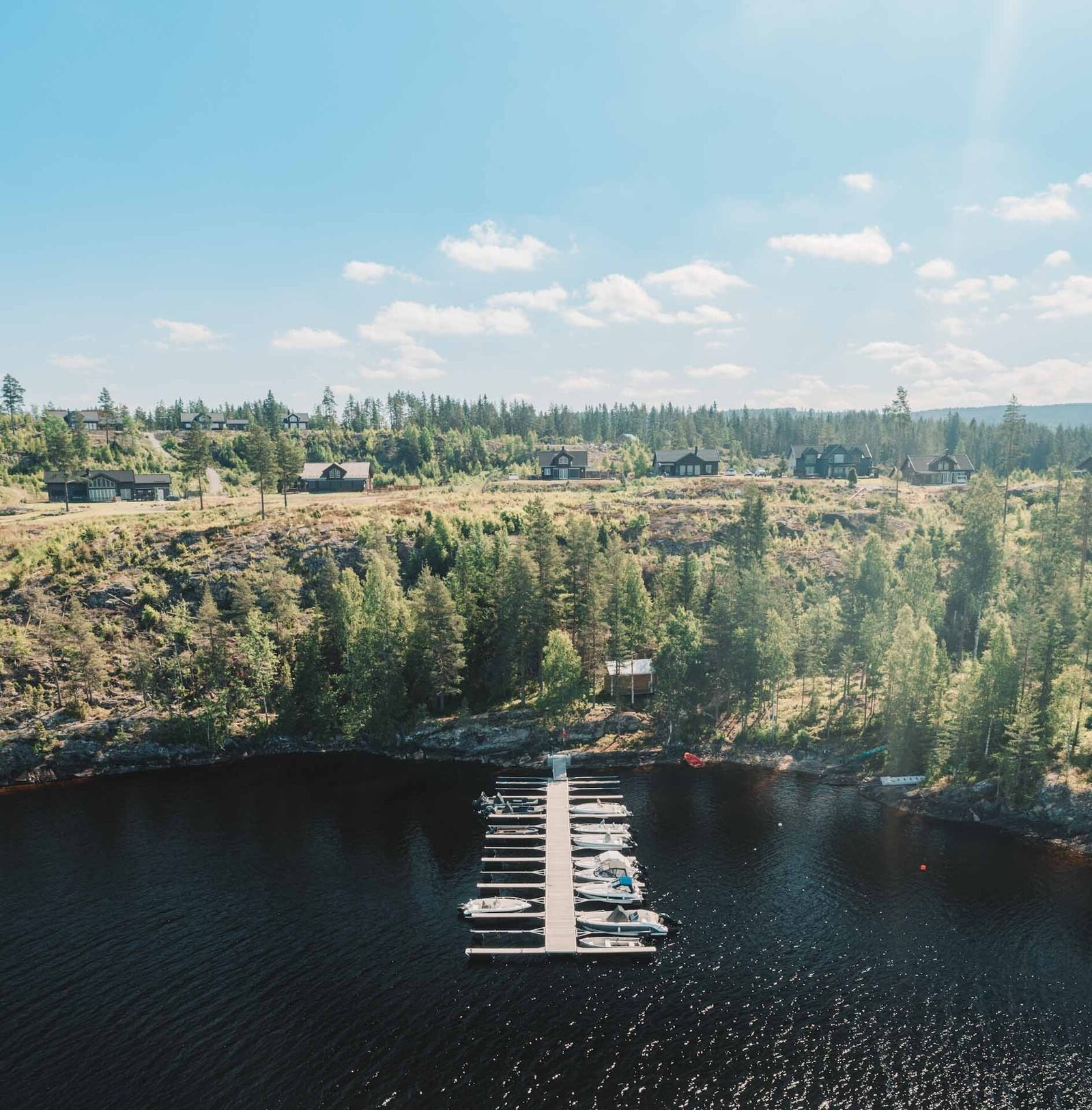 Foto fra brygga nedenfor hytteområdet Galleribilde