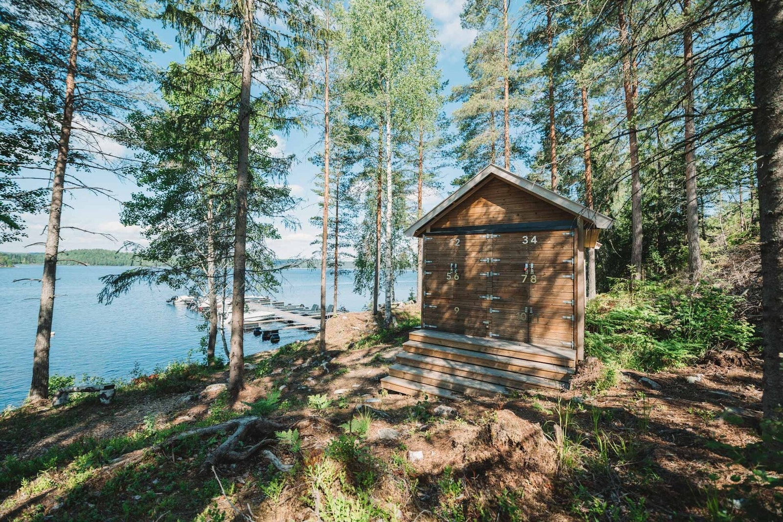 Foto fra kajakkhotellet nede ved brygga Galleribilde