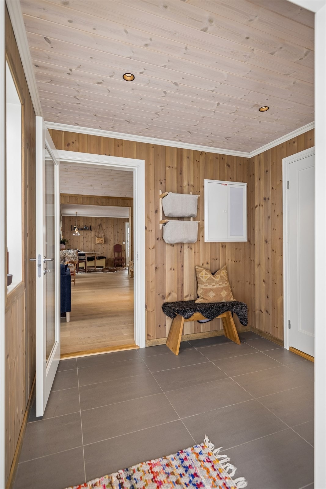 Fra gangen er det en dør med glassfelt inn til stue/kjøkken og hyttas øvrige rom. Galleribilde