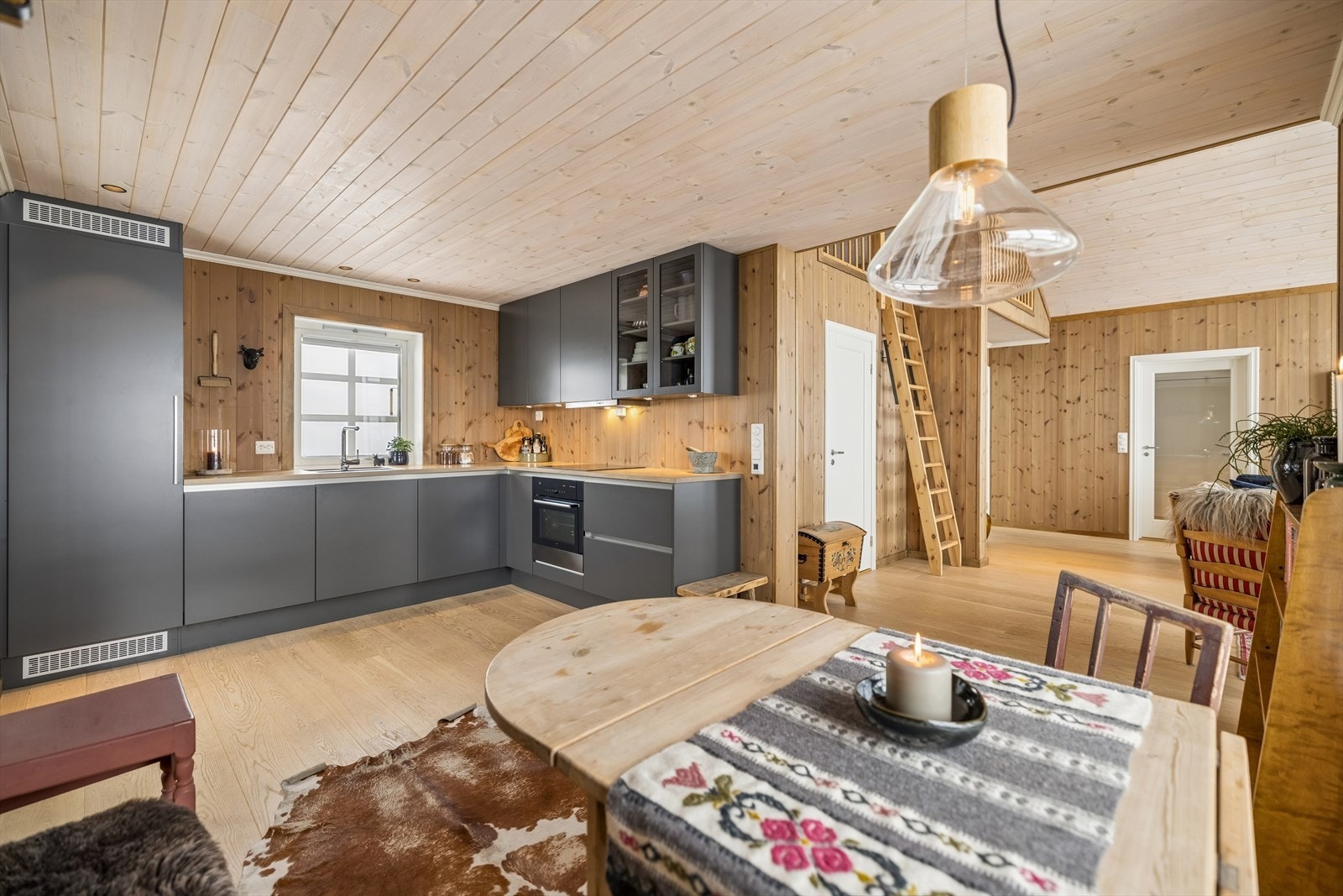 Godt med skap- og benkeplass gjør kjøkkenet både funksjonelt og arbeidsvennlig. Galleribilde