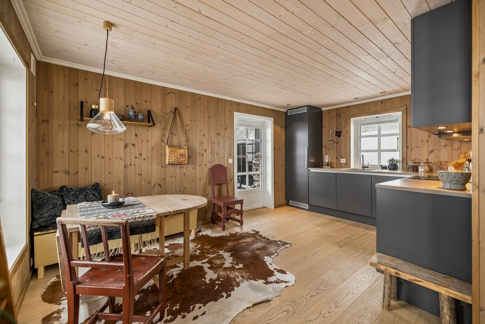 Kjøkkenet er en integrert del av den åpne og sosiale hovedsonen i hytta. Galleribilde