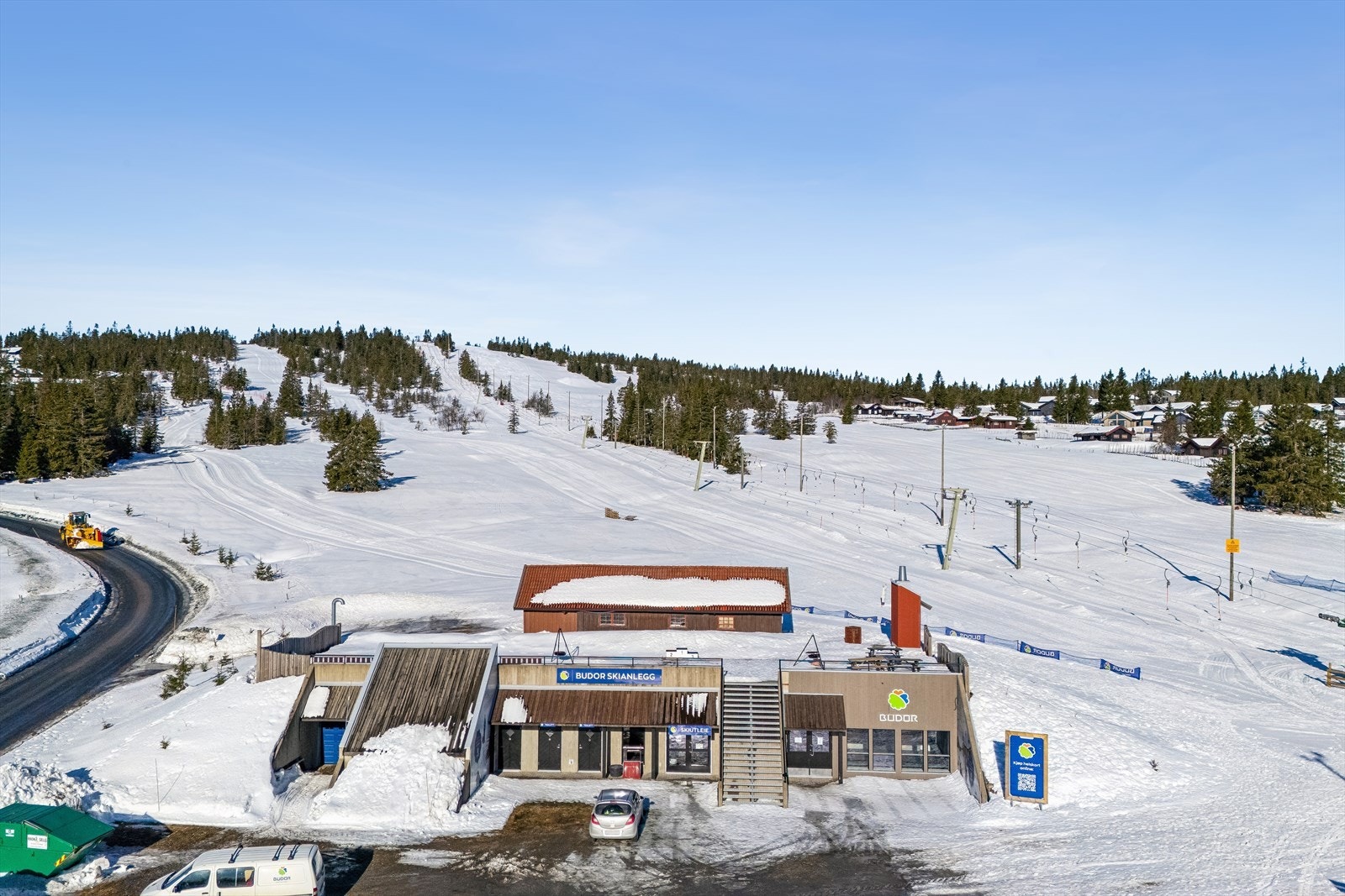 Oversiktsbilde fra skianlegget og skiutleien. Anlegget har to heiser og egen kjelkebakke Galleribilde