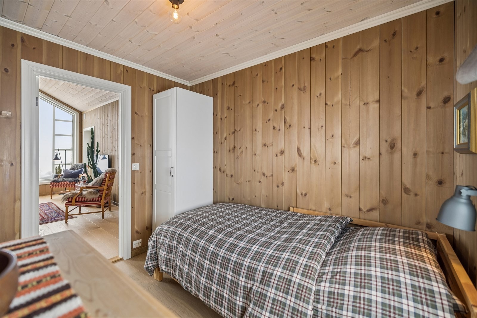 Begge soverommene ligger praktisk til i nærheten av badet og med kort vei til stuen. Galleribilde