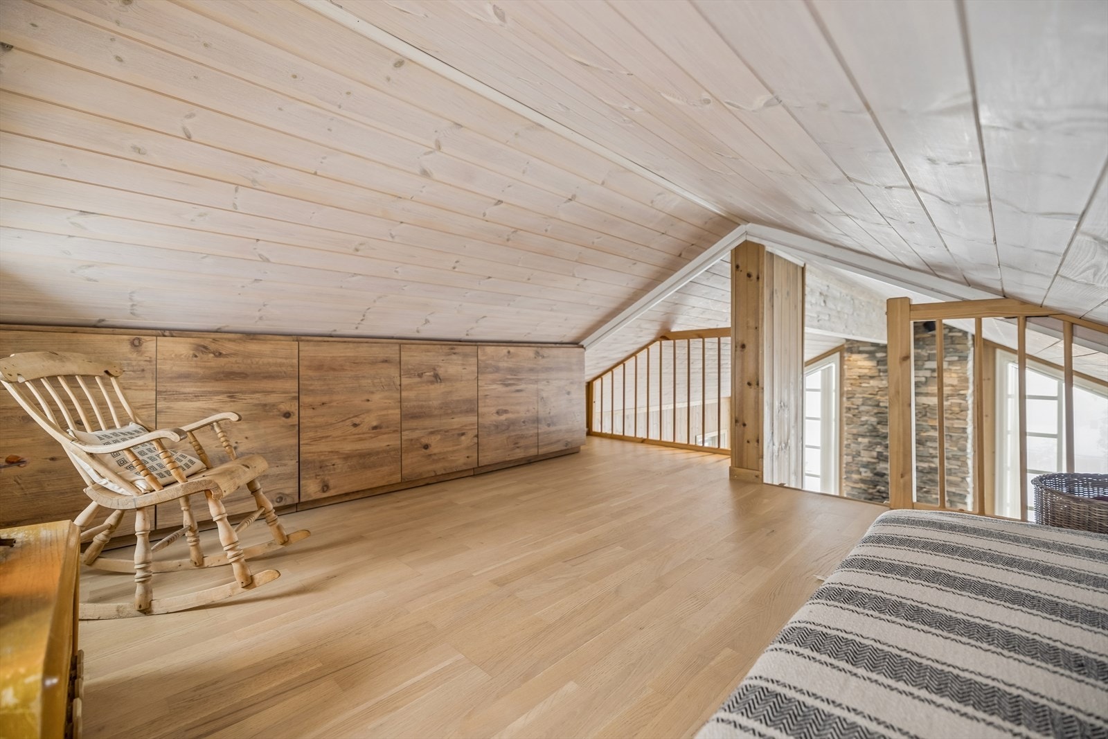 Den åpne løsningen mot stuen gir en god romfølelse også oppe på hemsen. Galleribilde