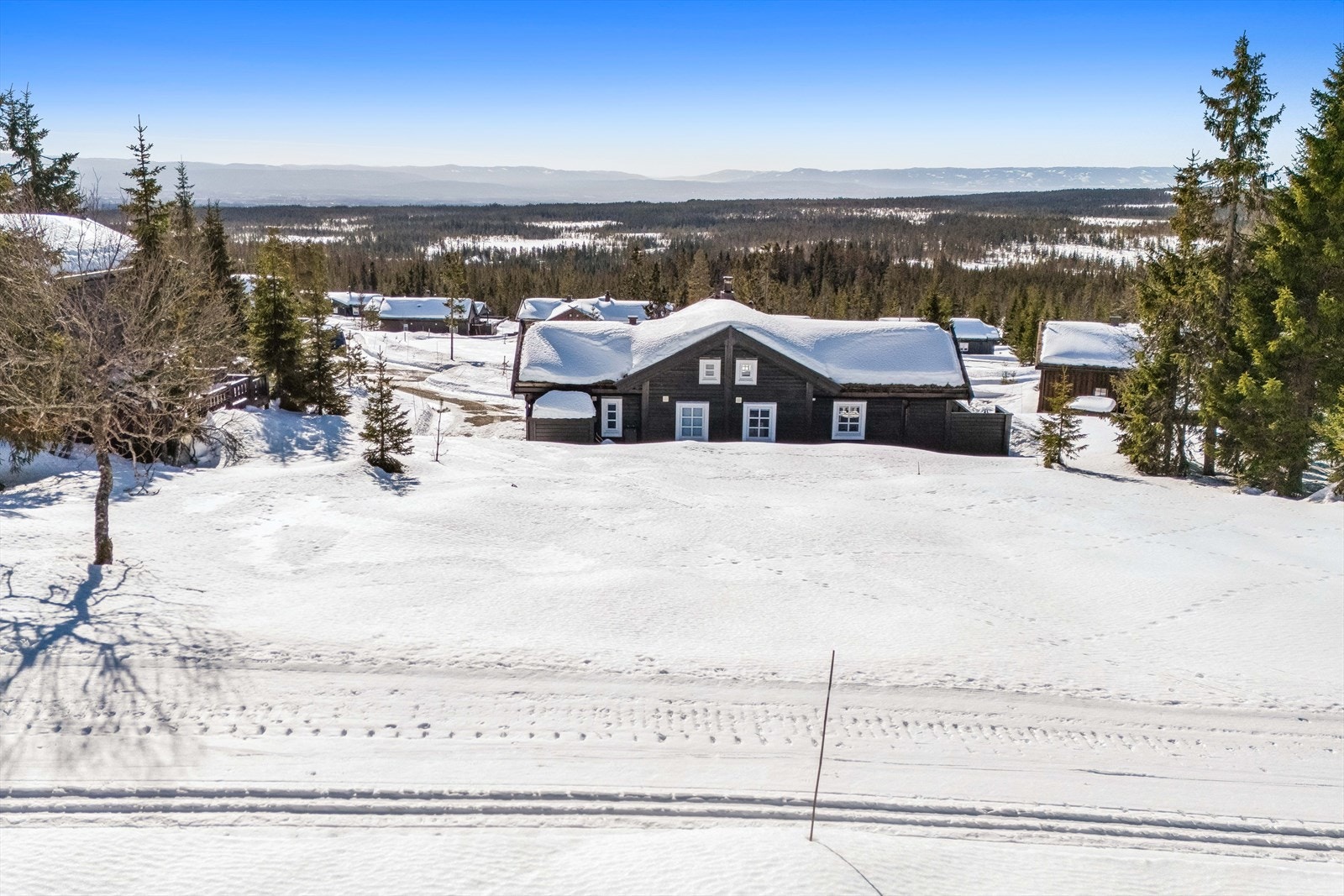 Eiendommen har ski-inn/ski-ut, med nærmeste preparerte langrennsløype kun 30 meter unna. Galleribilde