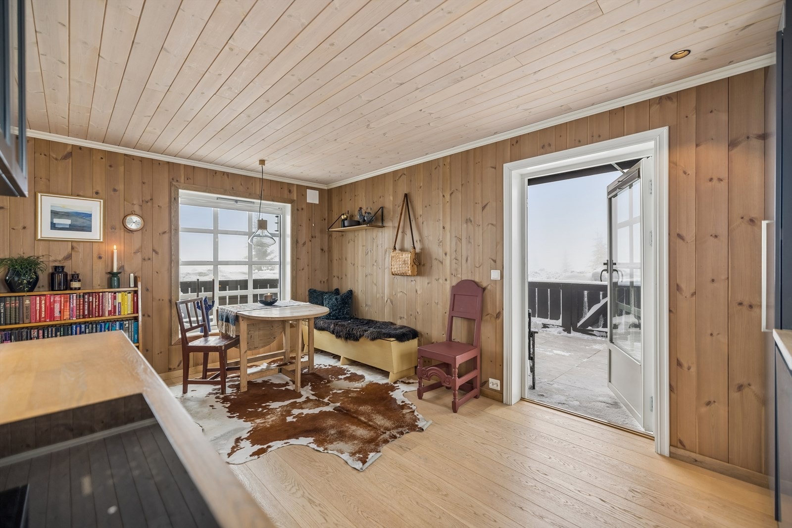 Fra spiseplassen er det flott utsikt og direkte utgang til den store, vestvendte terrassen. Galleribilde