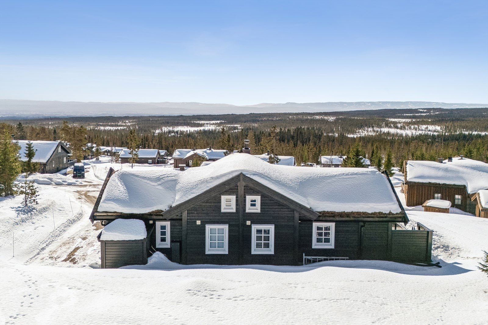 Vakkert utsyn mot Mjøsa, Skreiafjellene og Hedmarkslandskapet Galleribilde