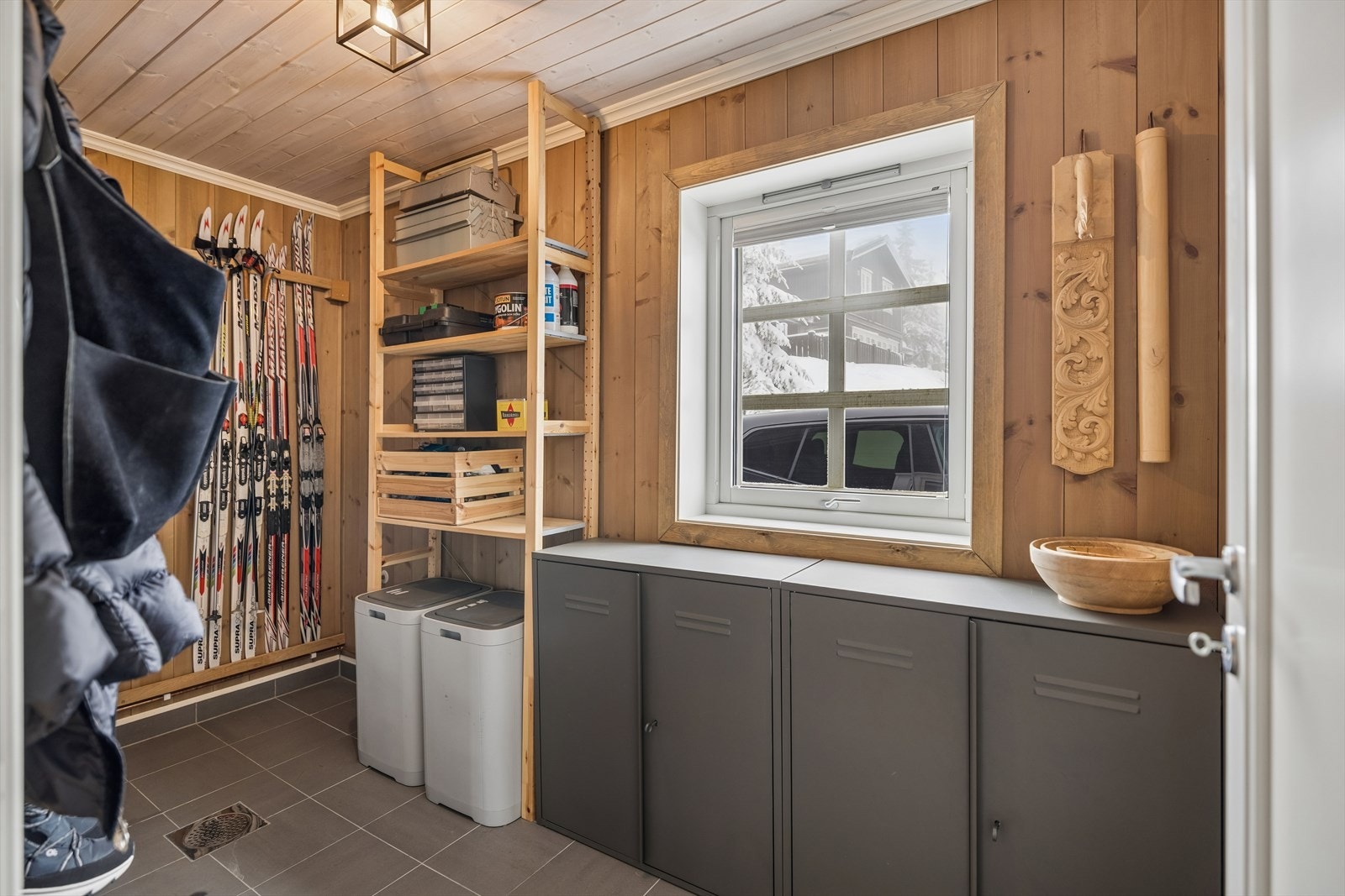 Praktisk innvendig bod med flislagt gulv og sluk. Rommet er ideelt for lagring og som smørebod for ski. Galleribilde