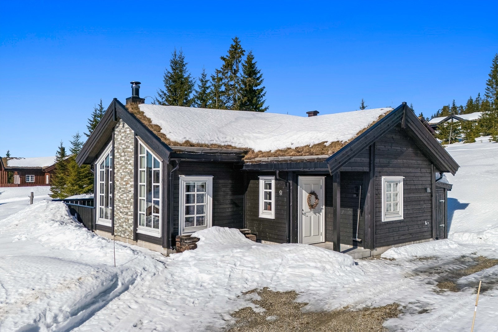 En moderne og tiltalende hytte fra 2017 på en flott utsiktstomt i Svaenlia på Budor. Galleribilde