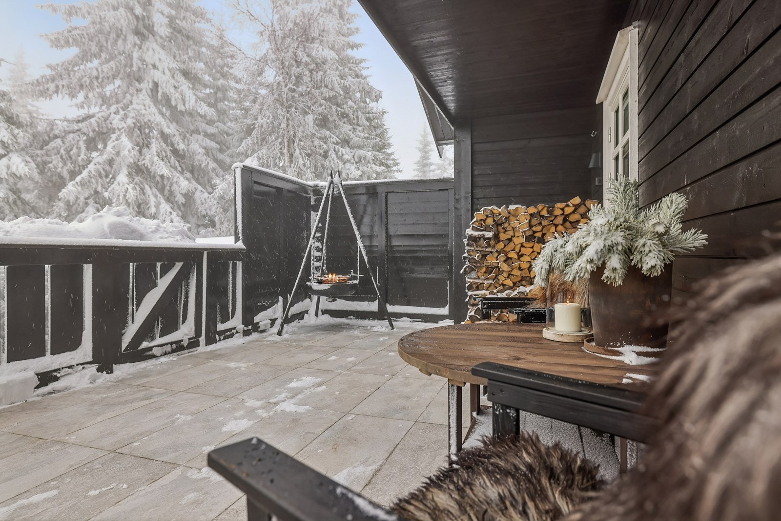 En lun og skjermet krok på terrassen, perfekt for en bålpanne og hyggelige kvelder utendørs. Galleribilde