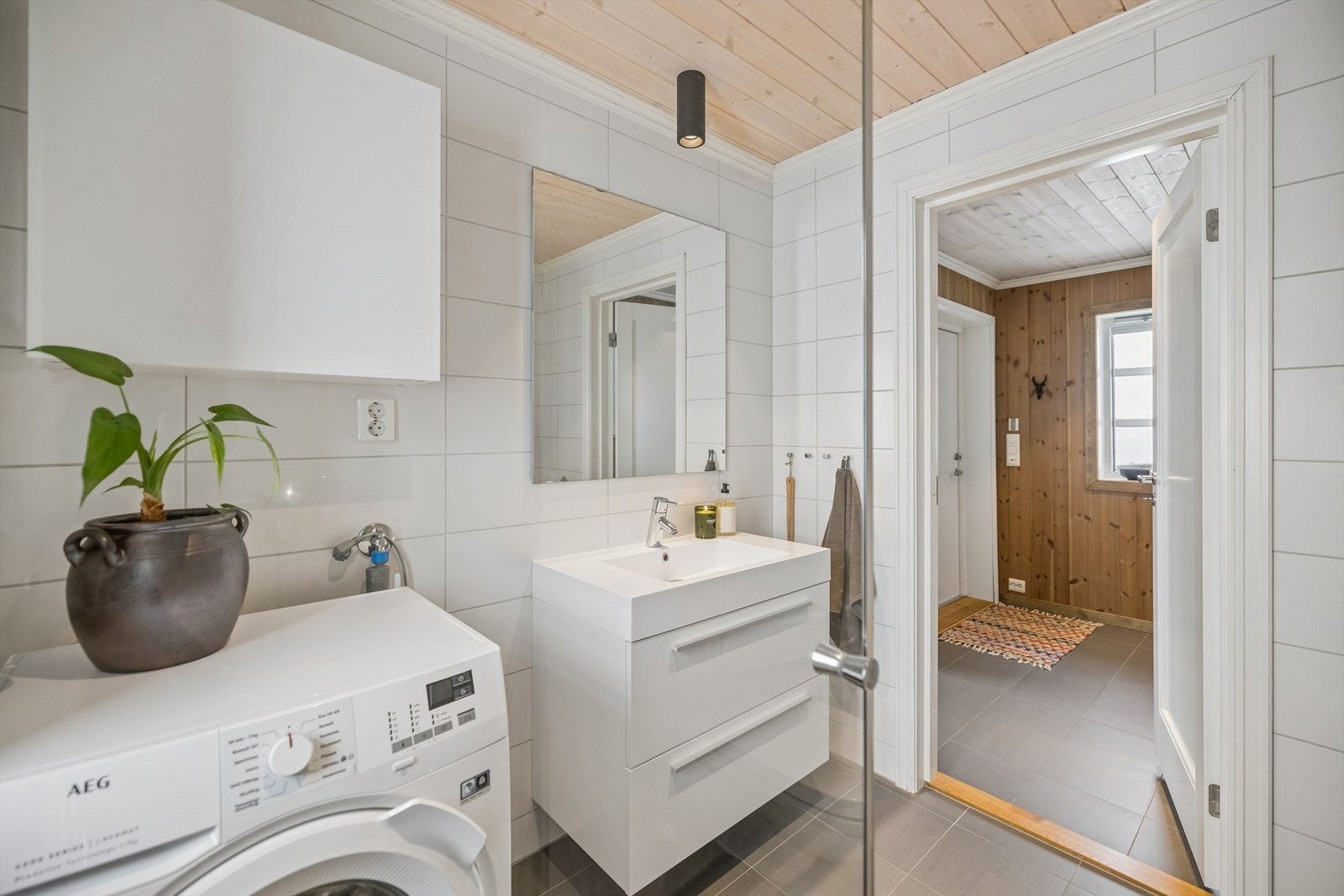 Det er også praktisk opplegg for vaskemaskin på badet. Galleribilde