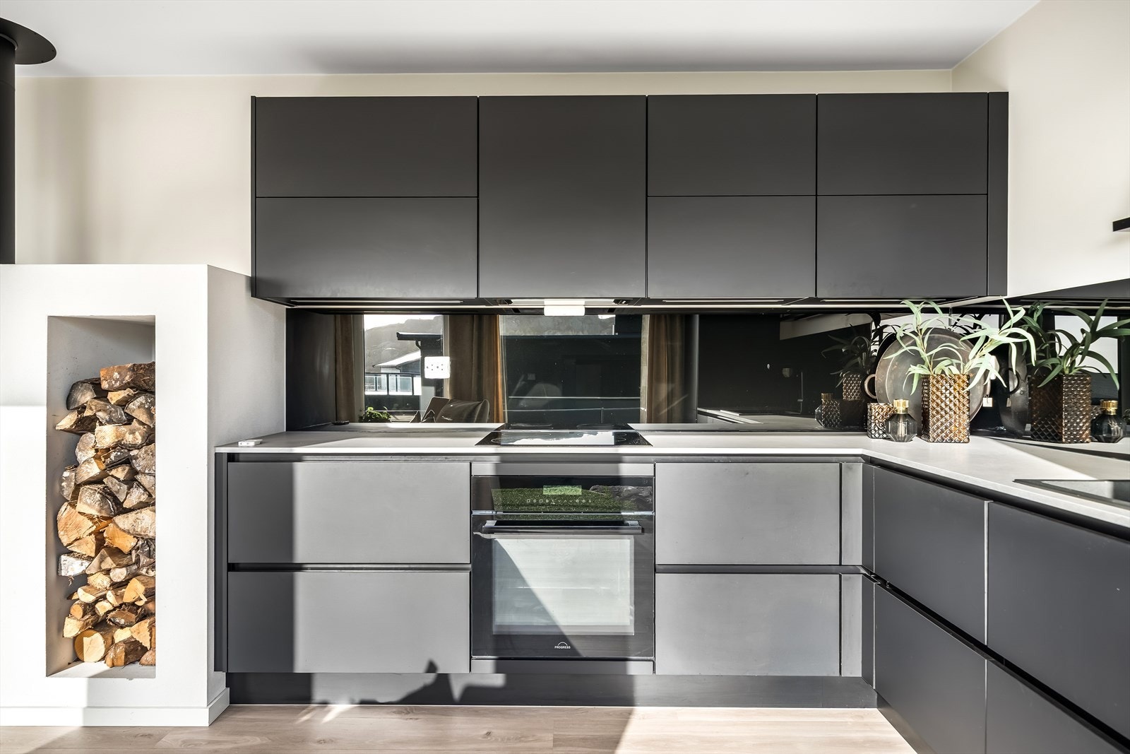 Moderne kjøkken med stilren design og smarte løsninger. Perfekt for matlaging og sosiale sammenkomster på hytta Galleribilde