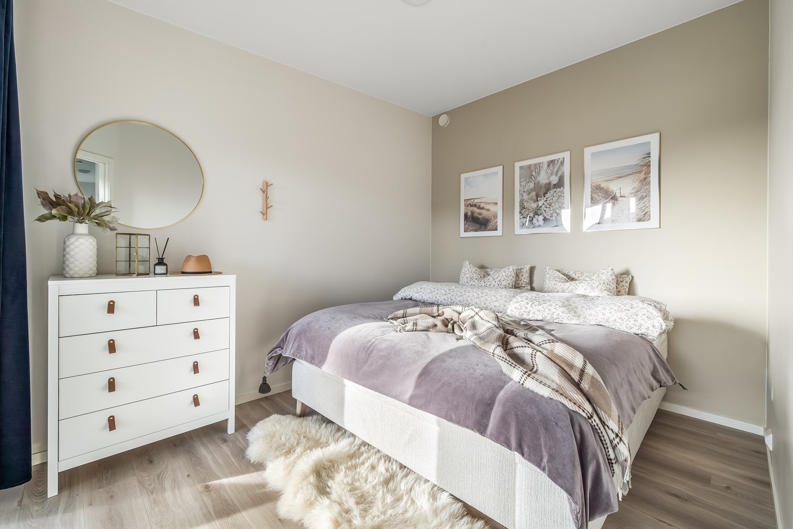 Lyst og innbydende soverom med moderne detaljer, perfekt for avslapning og komfort. Harmonisk atmosfære i tidløst design Galleribilde