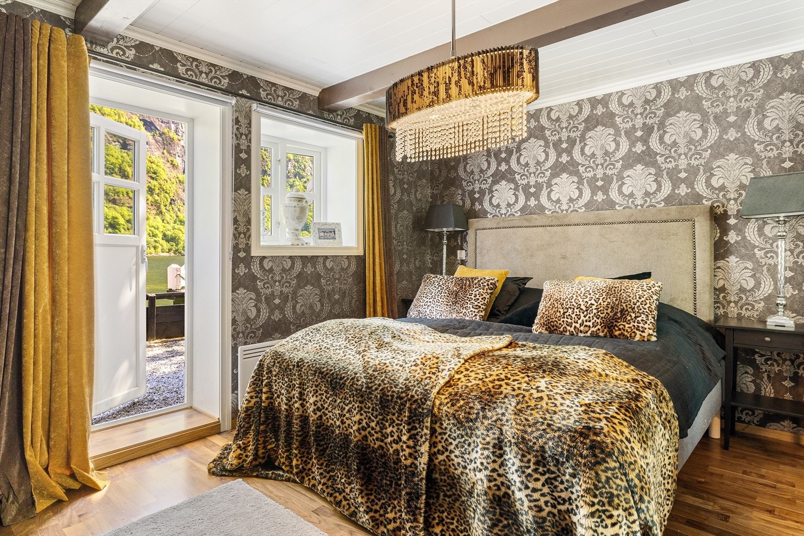 I fra første etasje går det en trapp ned til boligens hovedsoverom. Soverommet er av god størrelse, lekkert innredet med blant annet speilgarderobe og plass til stor seng for også nattbord. Soverommet er også utstyrt med varmekabler. Galleribilde