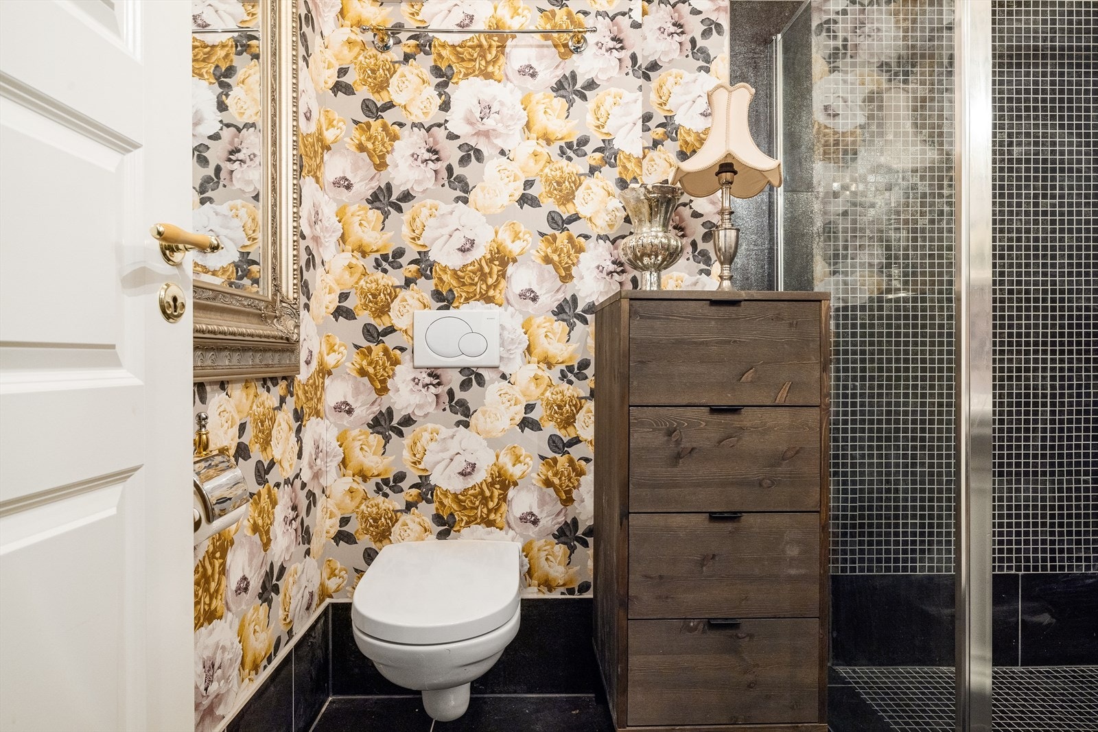 Badet i underetasjen har vegghengt toalett, varmekabler, helstøpt servant og dusjdør i klart glass. Galleribilde