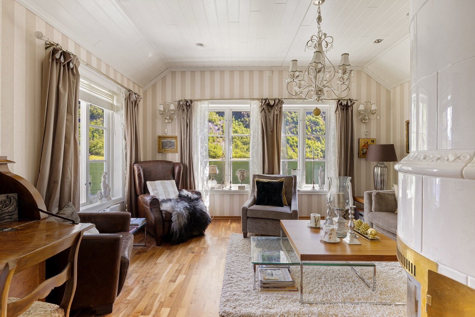 Boligen er av to hus som er lenket sammen med en moderne mellomgang. I tillegg finner du et anneks og en utestue. Galleribilde