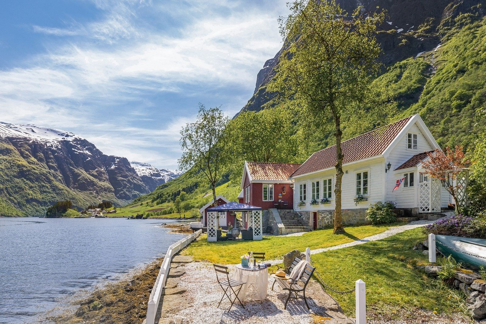 Aktiv Eiendomsmegling v/ Roger Glesnes har gleden av å presentere Bakkavegen 57! En eventyrlig fritidsbolig med praktfull beliggenhet i strandsonen ved Nærøyfjorden. Galleribilde