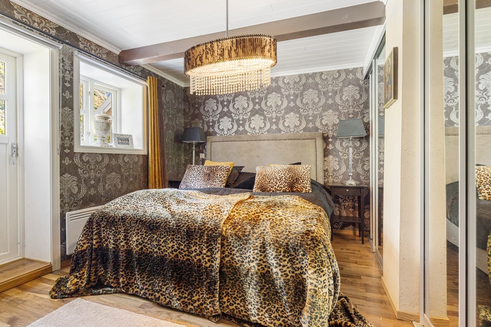 I fra soverommet er det direkte adkomst til soverommets bad for også uteområde og strandsone. Galleribilde