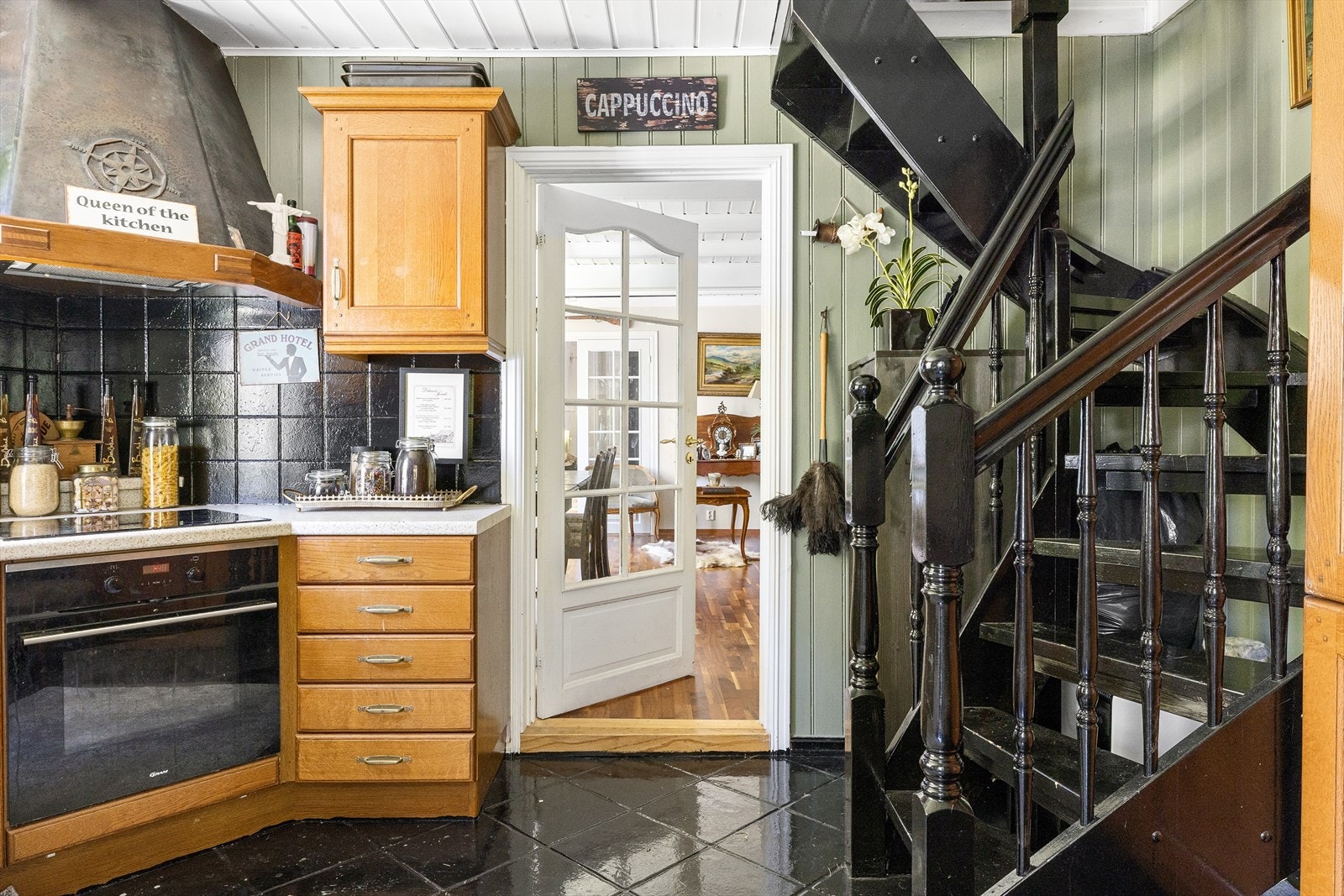 Kjøkkenet er godt oppvarmet hele året av rommets varmekabler som bidrar til en behagelig matlaging. Galleribilde