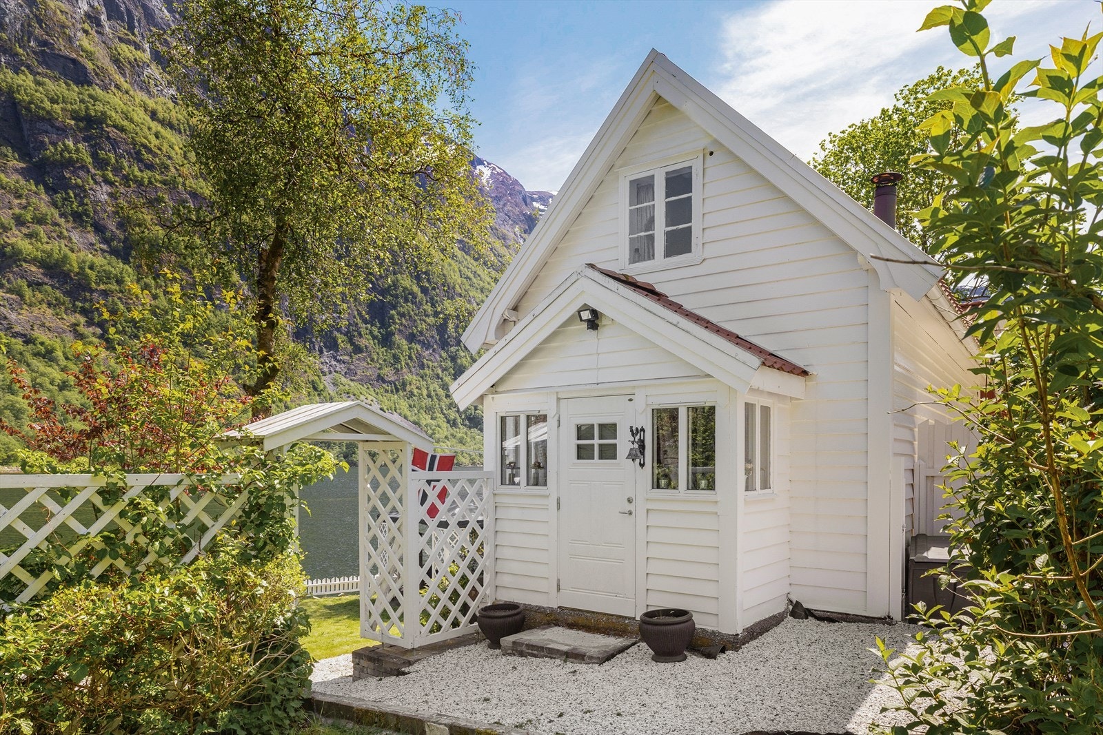 Eiendommen er vinterisolert og her kan det blant annet nevnes varmekabler i kjøkkengulvet, på soverommet i første etasje og på begge bad. Sammen med boligens to ovner og fjernvarmesystem vil en kunne nyte eventyrlig norsk natur hele året. Galleribilde