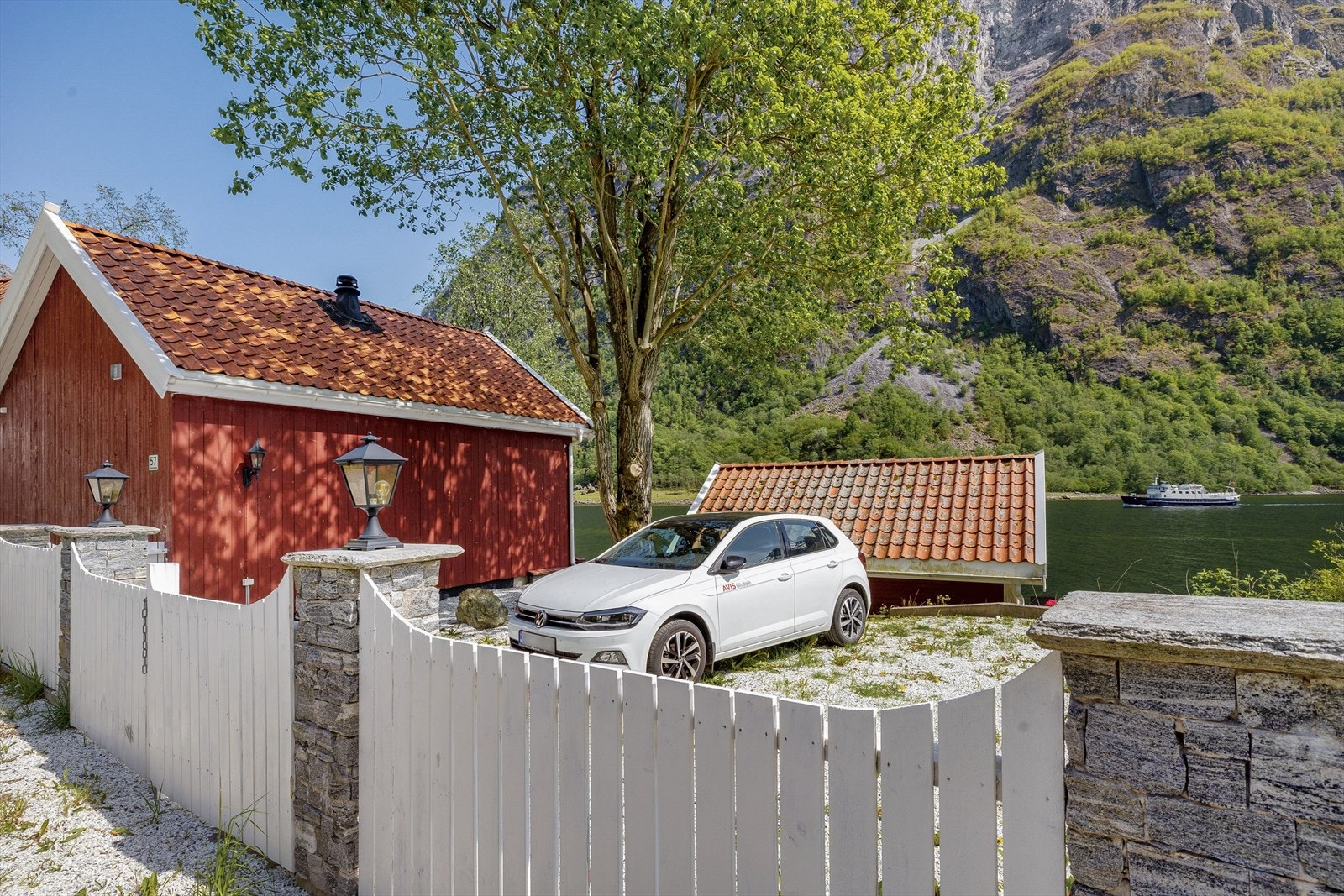 Det foreligger biloppstillingsplasser på eiendommen. Galleribilde