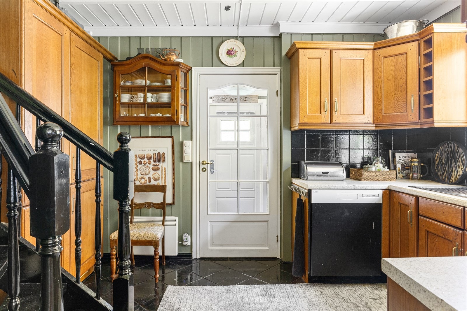 Ellers er det integrert keramisk platetopp, integrert stekeovn og opplegg for oppvaskmaskin. Galleribilde